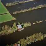 835405 Luchtfoto van een recreatiehuisje in de Kievitsbuurt, het legakkergebied in de Loosdrechtse Plassen te Breukelen.